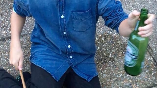 Школьник нашел в море бутылку с посланием от наркоманов Школьник нашел в море бутылку с посланием от наркоманов