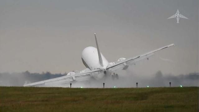 Як в Празі на злітній смузі мало не розбився літак: вражаюче відео