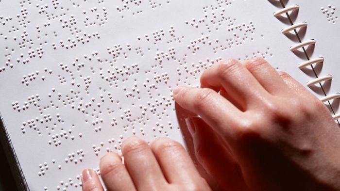 Все для людей: на російській пошті табличку для сліпих повісили під скло Все для людей: на російській пошті табличку для сліпих повісили під скло