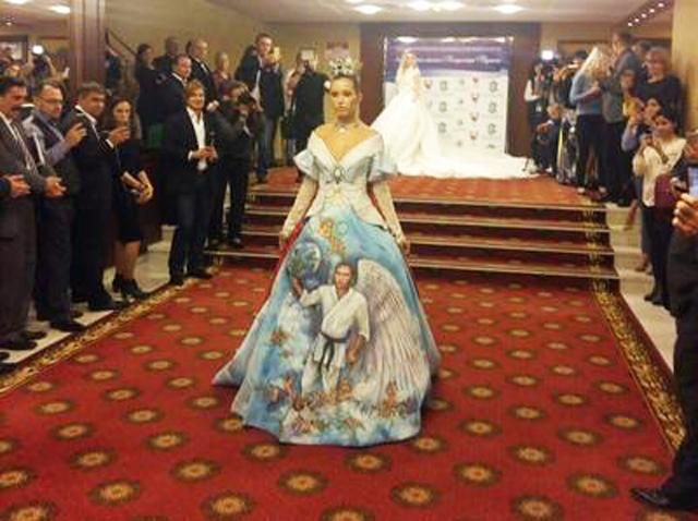 Путін у кімоно з янголятами: у Росії  продемонстрували сукню "Лик царя"