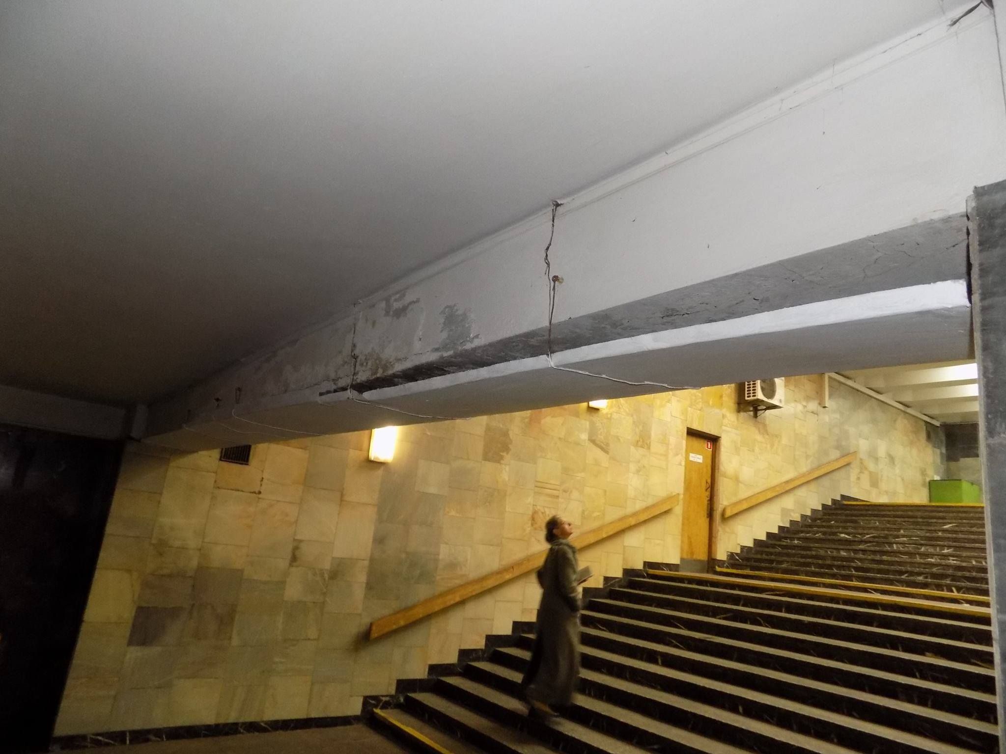 Зруйновану стелю станції метро у Києві підв'язали дротом