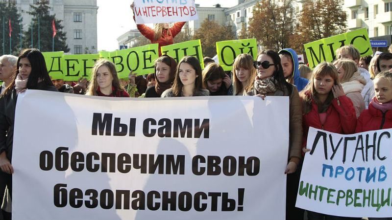 Террористы запугали людей и заставили их выйти на митинг в Луганске Террористы запугали людей и заставили их выйти на митинг в Луганске