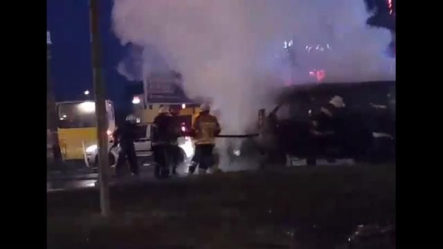 "Газель" дотла сгорела в Киеве: опубликовано видео