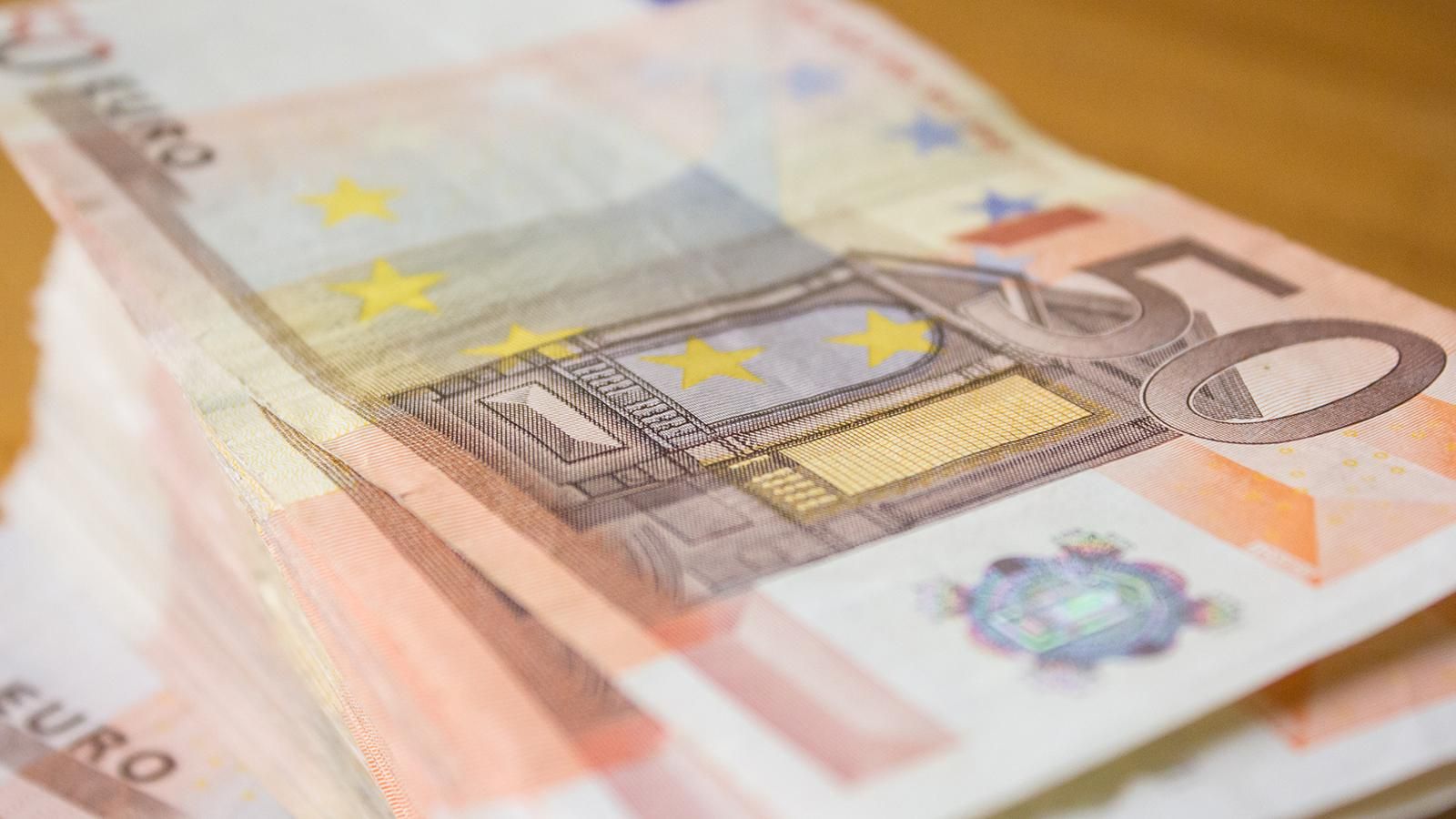 Наличный курс валют: доллар стоит на месте, евро дорожает Наличный курс валют: доллар стоит на месте, евро дорожает