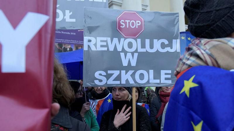 Тысячи учителей протестуют из-за реформы образования в Польше: появились фото