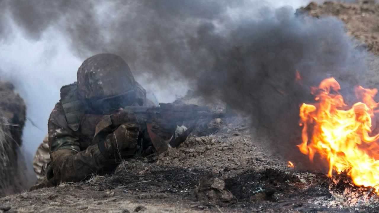 Під Маріуполем триває бій, є поранені