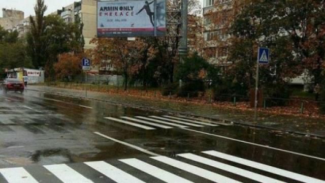 В Києві з'явилась "зебра" в стилі постмодернізму: соцмережі вже сміються