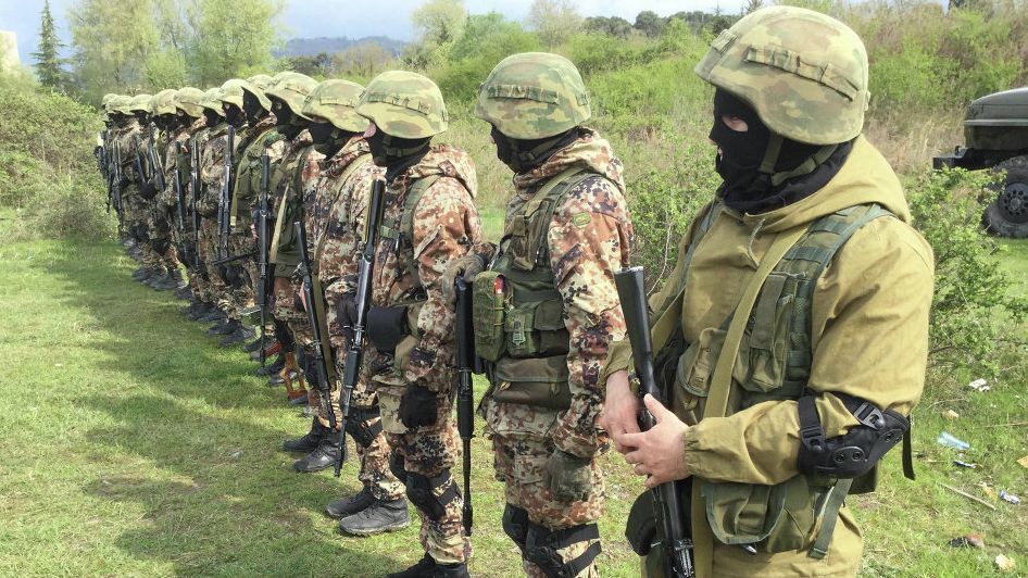 Украинца с "экстремистской" литературой задержали в Крыму Украинца с "экстремистской" литературой задержали в Крыму