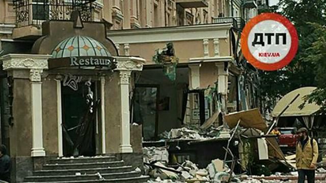 Незаконную пристройку развалили трактором в центре Киева