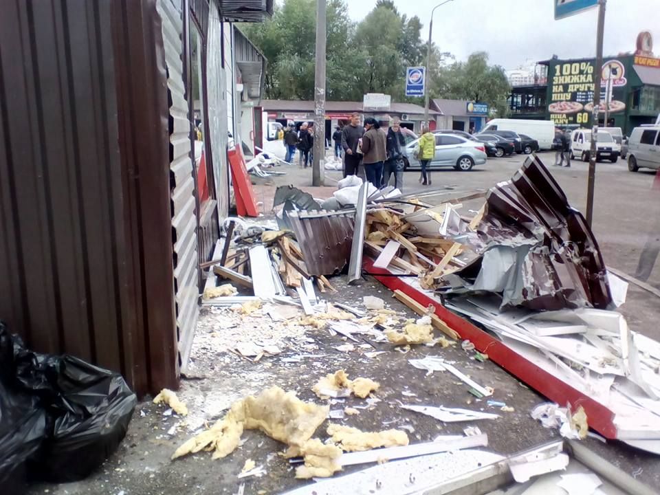 У Києві розтрощили понад 30 кіосків: з’явились фото
