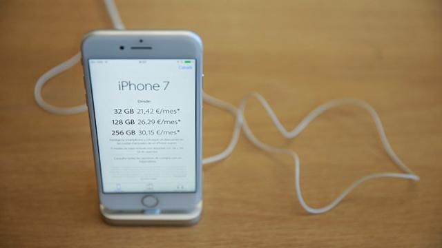 Пасажир літака хотів ввезти в Україну контрабандні iPhone 7 Пасажир літака хотів ввезти в Україну контрабандні iPhone 7