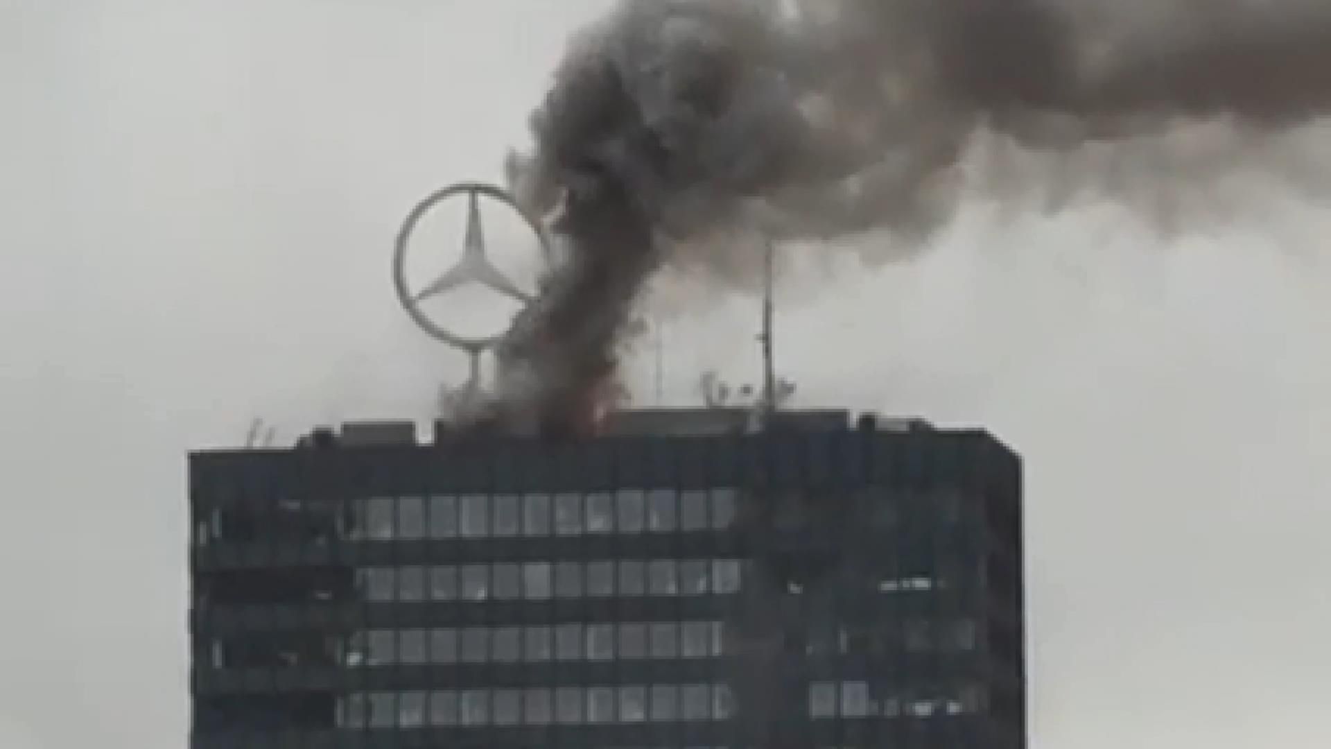 В центре Берлина горел небоскреб с офисом автокомпании Mercedes Benz