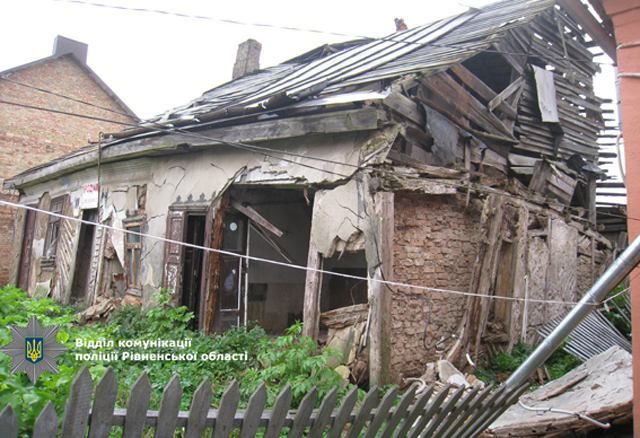 Аварійний будинок обвалився на пенсіонерку на Рівненщині