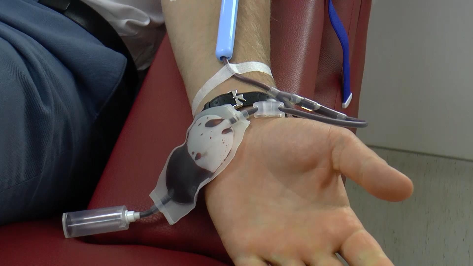 Волонтеры и неравнодушные в Сумах сдали кровь для раненых бойцов с АТО Волонтеры и неравнодушные в Сумах сдали кровь для раненых бойцов с АТО