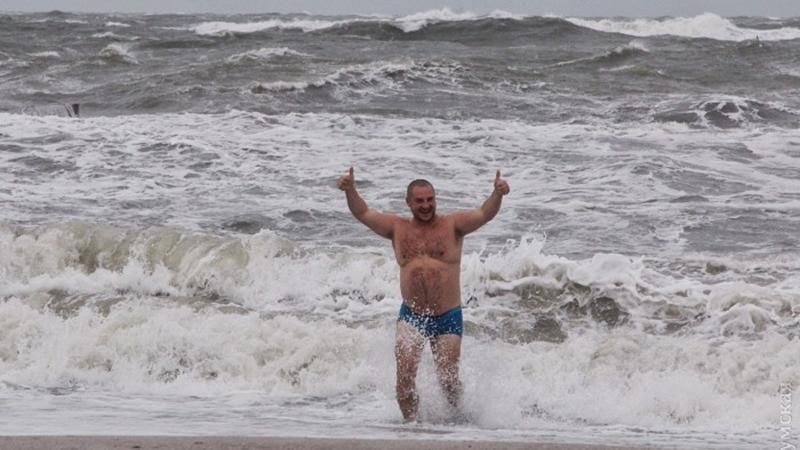 Одесские смельчаки полезли в море в шторм: появились фото