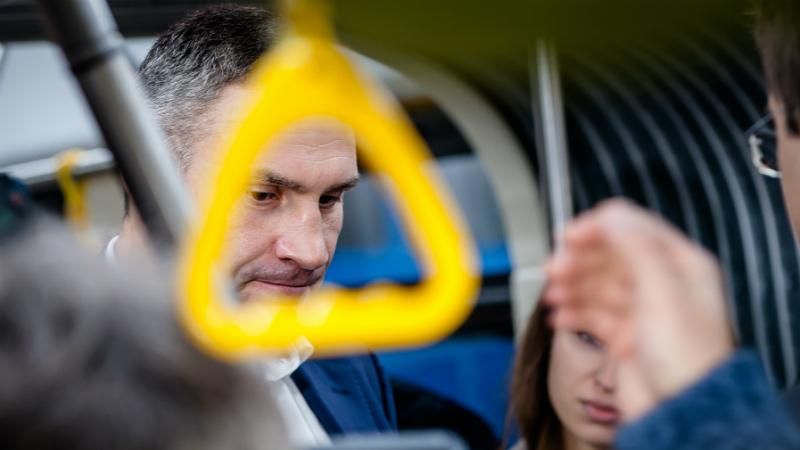 Как Кличко новые трамваи инспектировал Как Кличко новые трамваи инспектировал