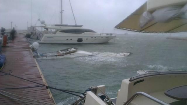 Через шторм в одеському порту тонуть яхти Через шторм в одеському порту тонуть яхти