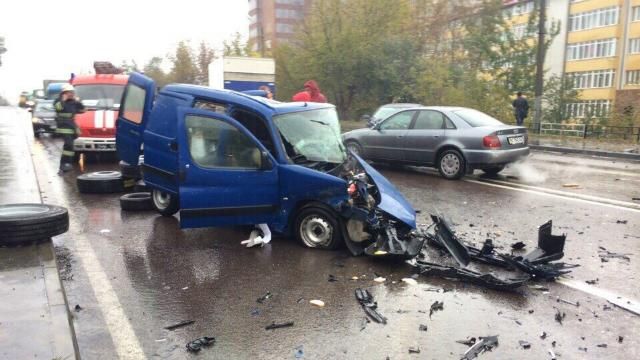 Машину жахливо розтрощило в ДТП у Львові: двоє людей загинуло