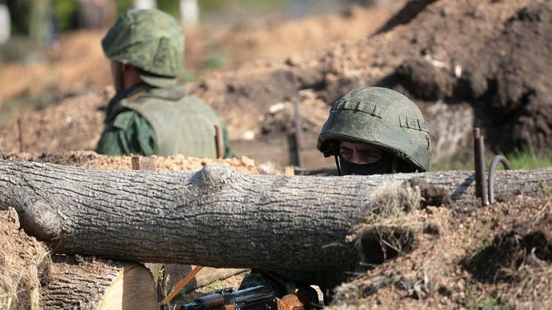 Марьинку накрывают шквальным огнем днем и ночью: появилось видео обстрела