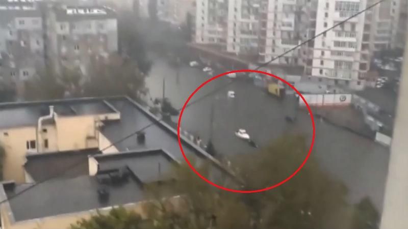 По затопленій вулиці Одеси "проплив" катер