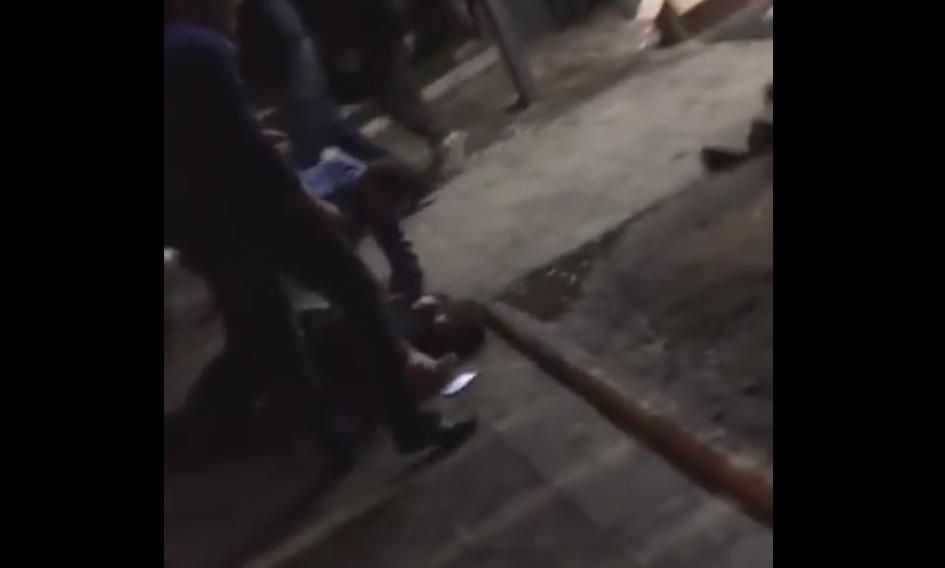 Охоронці магазину сильно побили чоловіка у Києві: опублікували відео