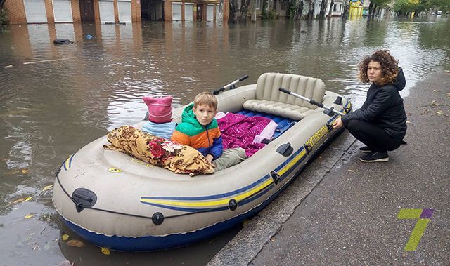 Одесити вже плавають до магазинів на човнах Одесити вже плавають до магазинів на човнах