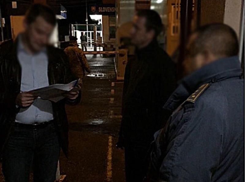 Разоблачили таможенника, который требовал от участника АТО немаленькую взятку Разоблачили таможенника, который требовал от участника АТО немаленькую взятку