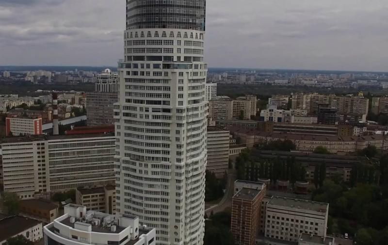 Киевский прокурор оформил на себя и семью квартиру в небоскребе