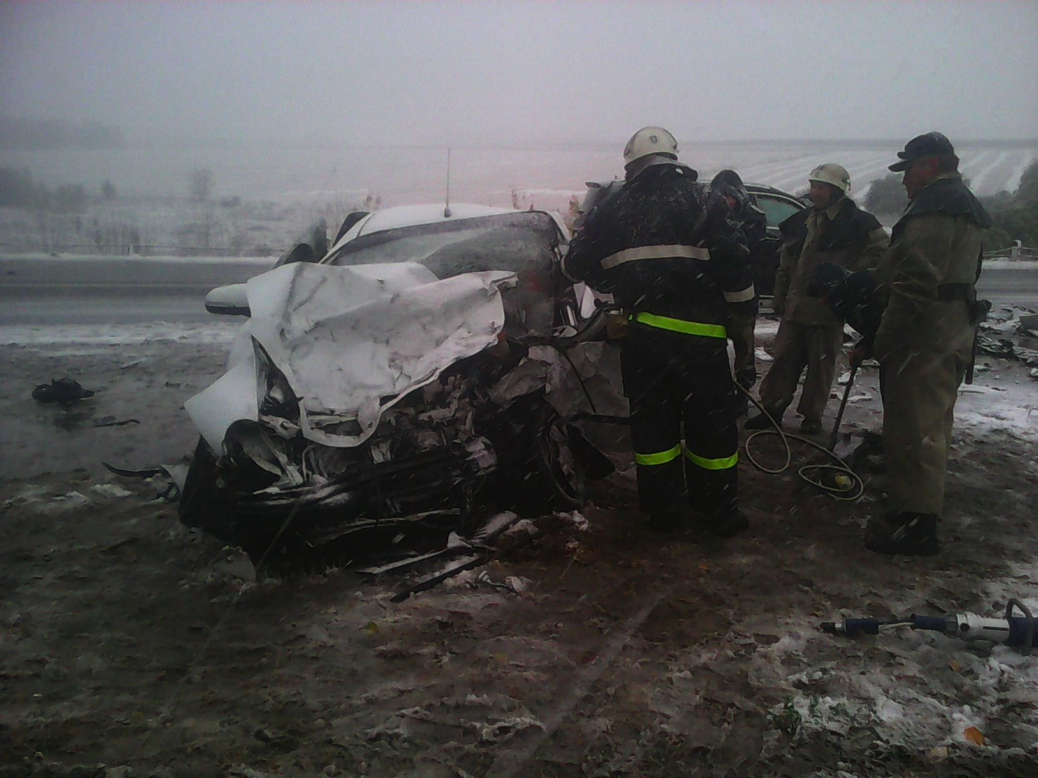 Жахлива аварія на слизькій дорозі забрала життя двох людей Жахлива аварія на слизькій дорозі забрала життя двох людей