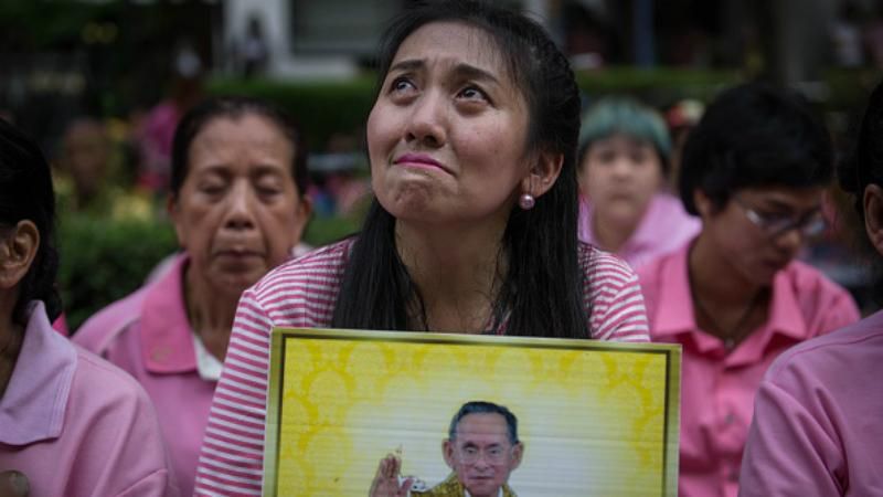 В сльозах і в молитві: як в Таїланді побиваються за покійним королем
