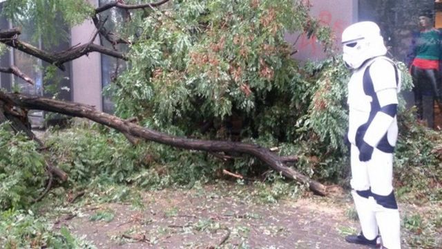 Штурмовики из "Звездных войн" помогали с последствиями шторма в Одессе Штурмовики из "Звездных войн" помогали с последствиями шторма в Одессе