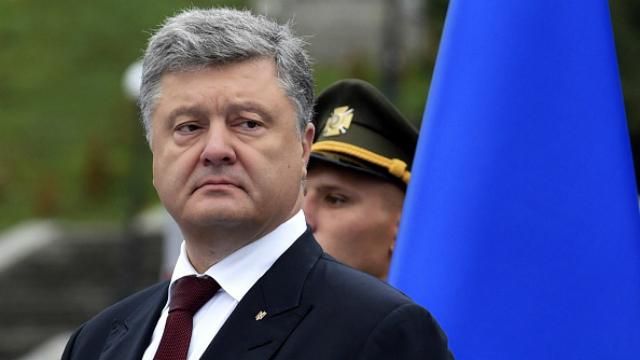 Осколки, кукла и солдатская кружка: что Порошенко напоминает о войне Осколки, кукла и солдатская кружка: что Порошенко напоминает о войне