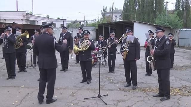 Оркестр полиции оригинально поздравил защитников песней Цоя