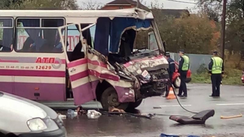 Страшна смертельна ДТП на Івано-Франківщині: лісовоз зіткнувся з автобусом 
