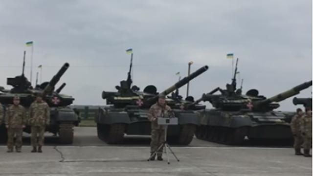 Порошенко передав бойову техніку українським воїнам 