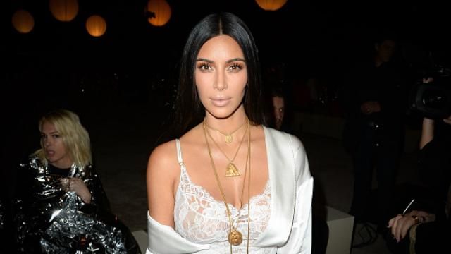 Появилось видео с номера Ким Кардашян после нападения в Париже Появилось видео с номера Ким Кардашян после нападения в Париже