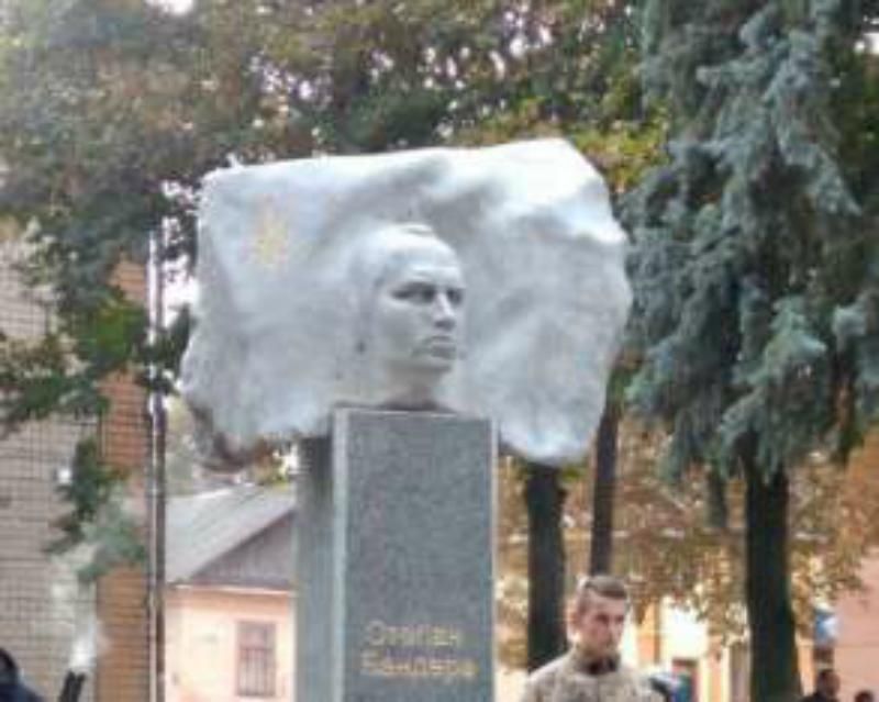 Где в Украине установили новый памятник Степану Бандере Где в Украине установили новый памятник Степану Бандере