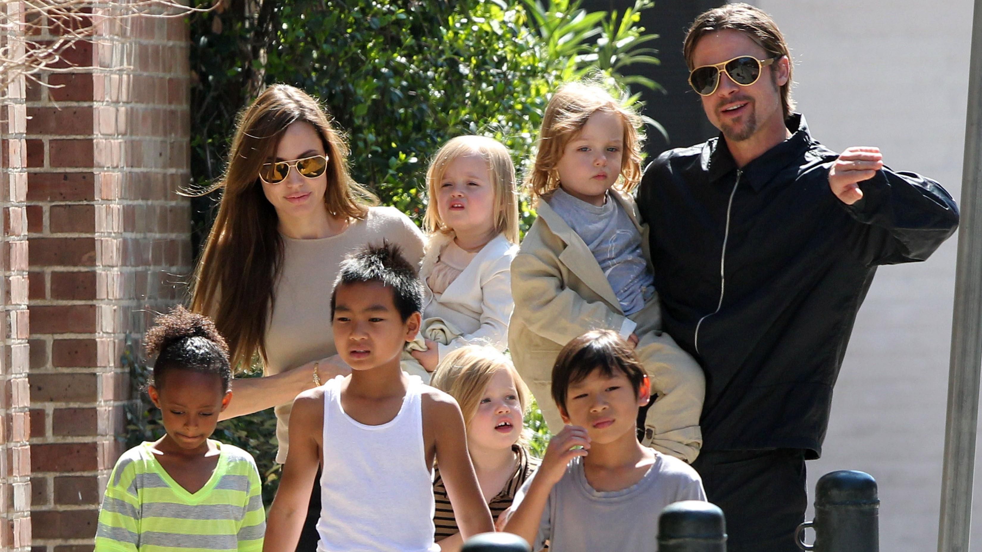 Сльози радості: Бред Пітт вперше зустрівся з дітьми після інциденту в літаку Сльози радості: Бред Пітт вперше зустрівся з дітьми після інциденту в літаку