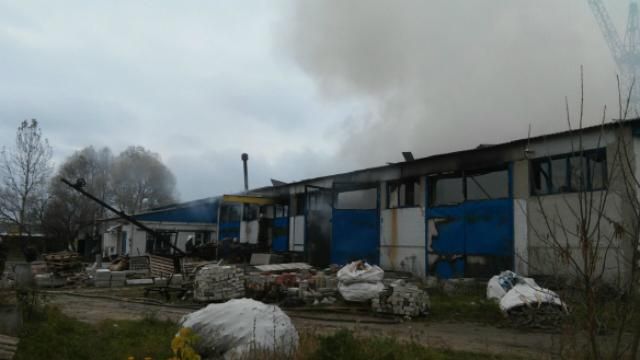 Склады загорелись в Харьковской области: появились фото