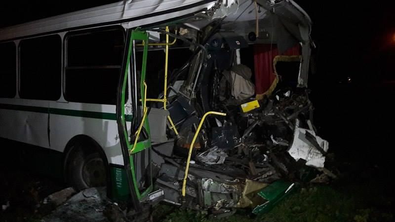 Смертельна ДТП на Донбасі: БТР протаранив автобус з робітниками Смертельна ДТП на Донбасі: БТР протаранив автобус з робітниками