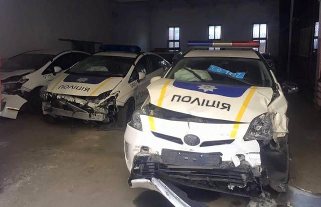 Появились фото целого гаража разбитых авто полиции Появились фото целого гаража разбитых авто полиции