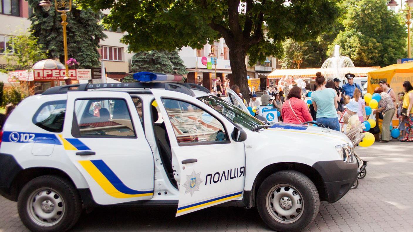 Во время массовой драки сильно избили полицейского в Ивано-Франковске