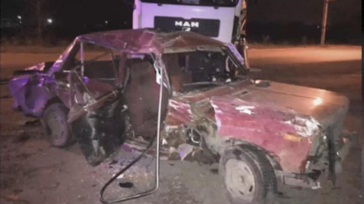 Вантажівки та легковик потрапили в аварію поблизу Харкова: є жертви