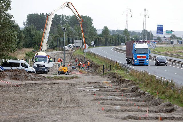 Захисну стіну від біженців почали будувати у Франції