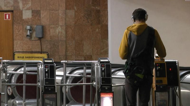 Київський метрополітен почав демонтаж кіосків на станціях Київський метрополітен почав демонтаж кіосків на станціях