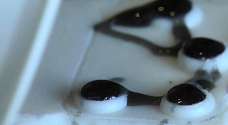 Волонтер з Дніпра виготовляє унікальні гумові деталі в АТО Волонтер з Дніпра виготовляє унікальні гумові деталі в АТО