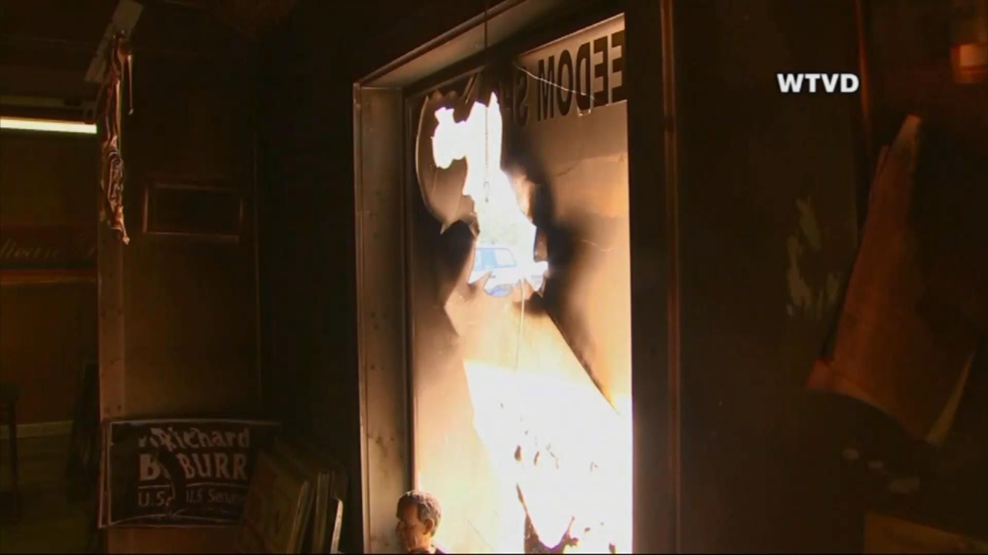 В США неизвестные подожгли офис республиканцев В США неизвестные подожгли офис республиканцев