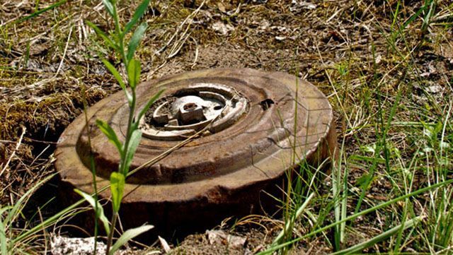 Автомобиль с украинскими военными подорвался на Луганщине Автомобиль с украинскими военными подорвался на Луганщине