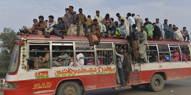 В результате ДТП в Пакистане погибли 27 человек В результате ДТП в Пакистане погибли 27 человек