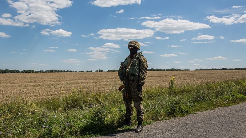 Обстріли на Донбасі не припиняються: один боєць загинув, багато поранено 